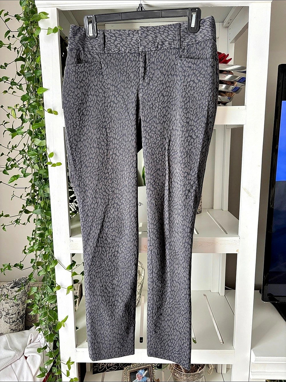 Banana Republic Animal Print Trousers in Gray Size 2 Like New